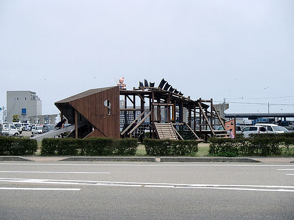 道の駅横にはこんな遊技場も有り